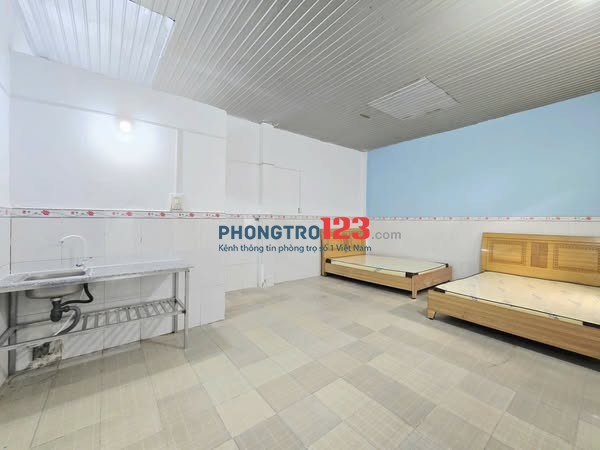 Phòng ở 5 người Gần ĐH Ngân Hàng, Nông Lâm, Sư Phạm Kỹ Thuật,... Giờ Tự DO cửa Vân Tay