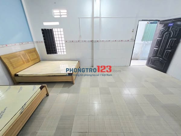 Phòng ở 5 người Gần ĐH Ngân Hàng, Nông Lâm, Sư Phạm Kỹ Thuật,... Giờ Tự DO cửa Vân Tay
