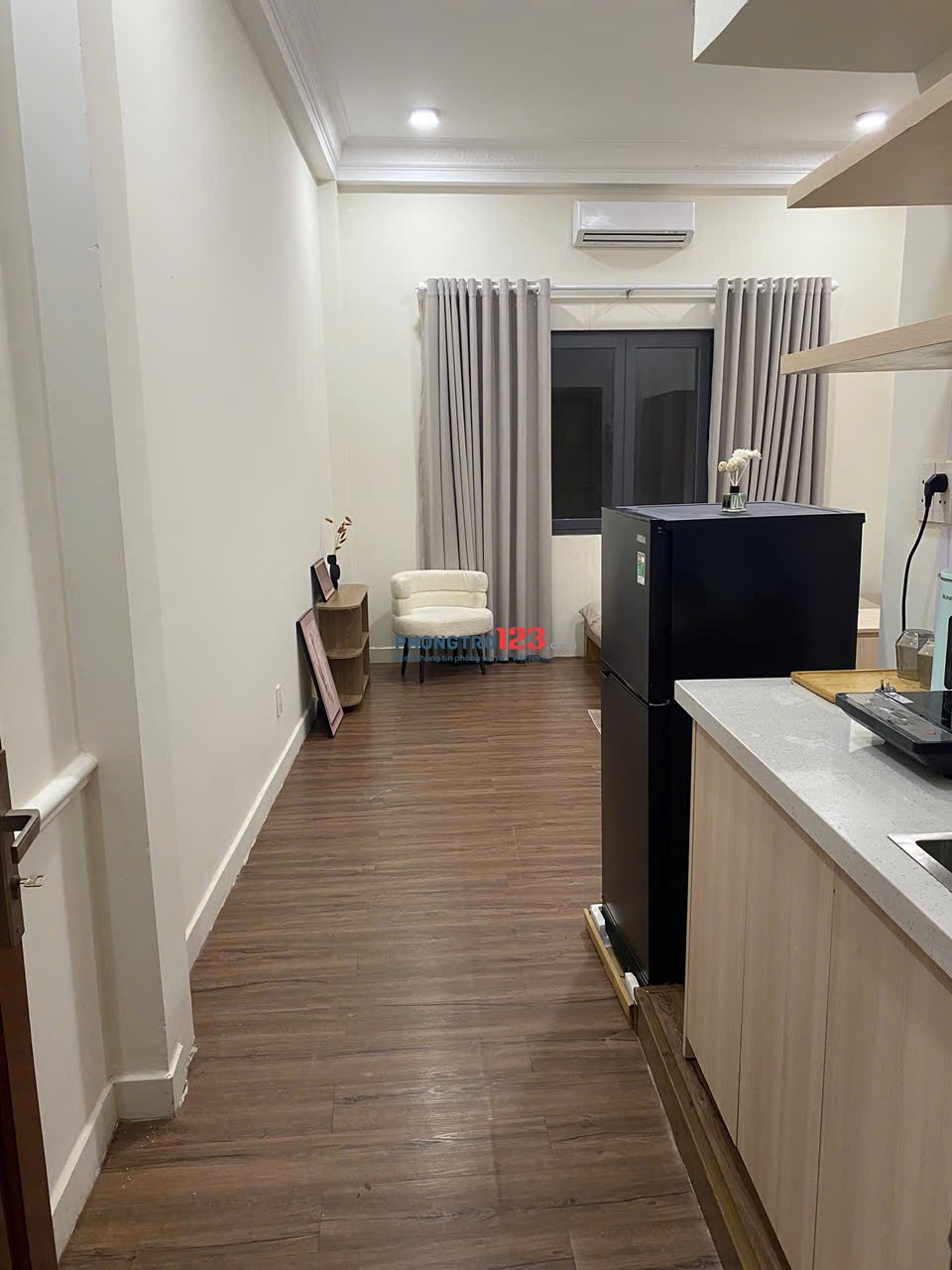 Cho thuê căn hộ giá rẻ Q1 - gần ĐH VĂN LANG - phòng rộng 30m2 - cửa sổ trời siêu thoáng