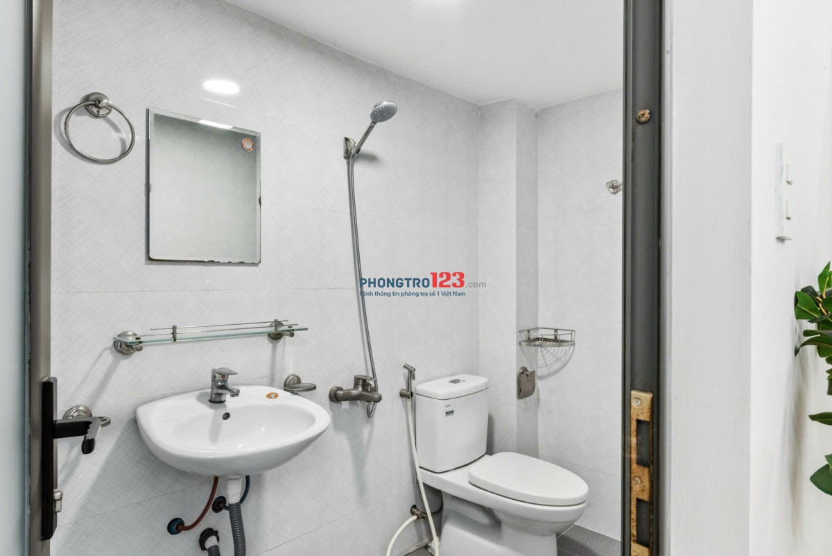 CHO THUÊ PHÒNG FULL NỘI THẤT BAN CÔNG VIEW LANDMARK ở bình thạnh giáp q3,q1 - lh: 0334998413