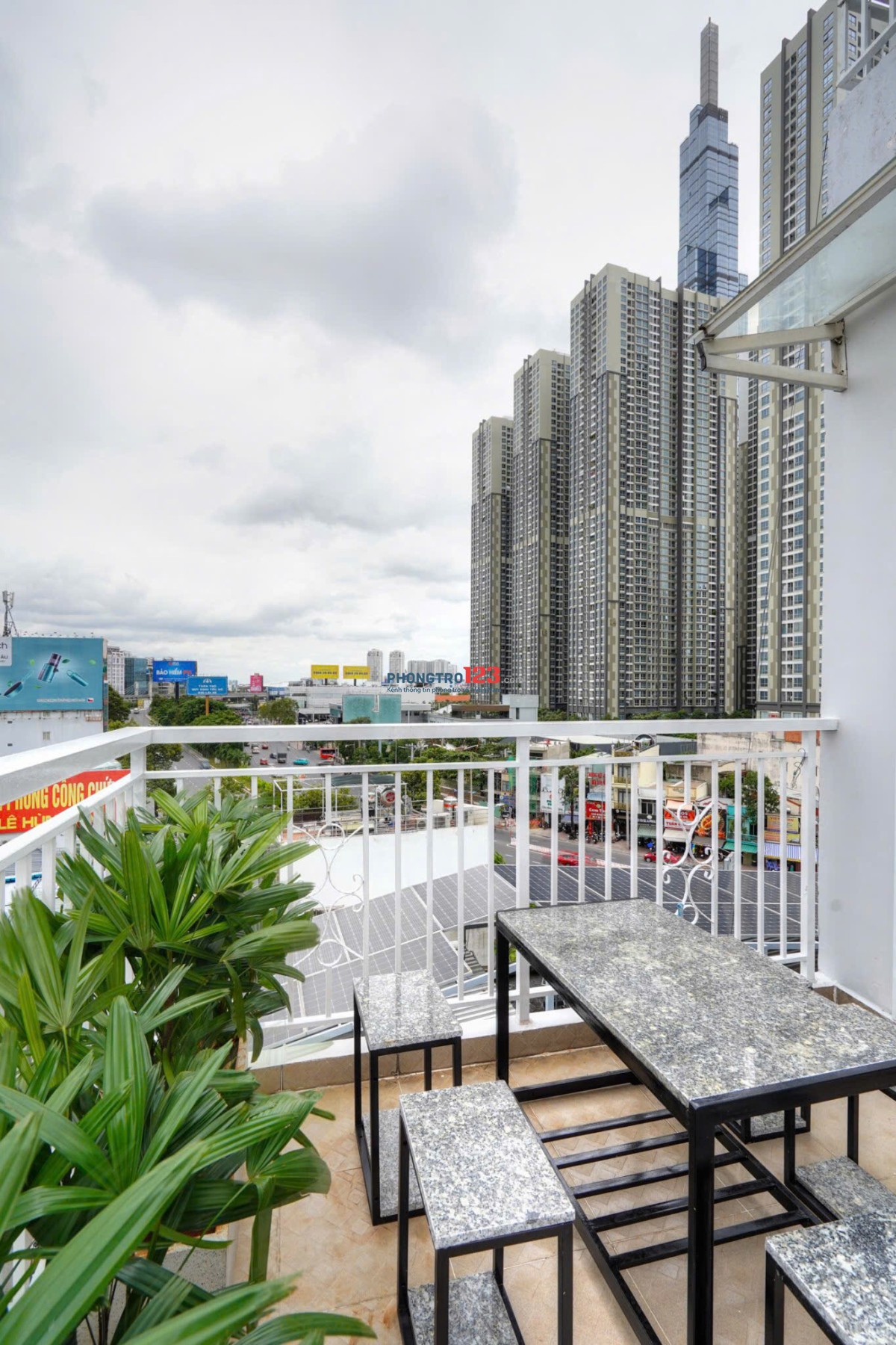 CHO THUÊ PHÒNG FULL NỘI THẤT BAN CÔNG VIEW LANDMARK ở bình thạnh giáp q3,q1 - lh: 0334998413