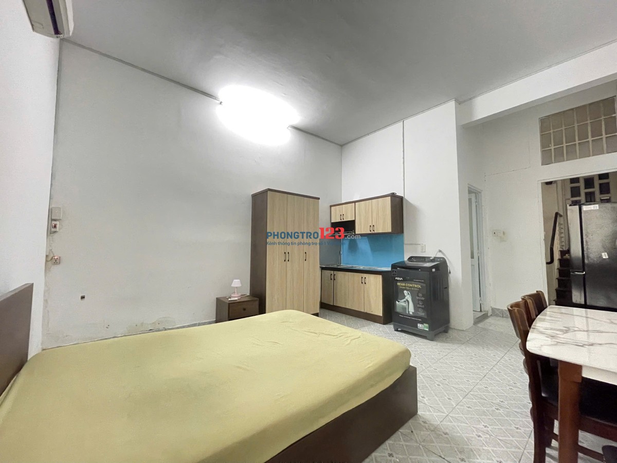 Phòng ban công lớn, máy giặt riêng ở 3 tháng 2 quận 10 gần cầu vượt, nhà thi đấu Phú Thọ, bệnh viện