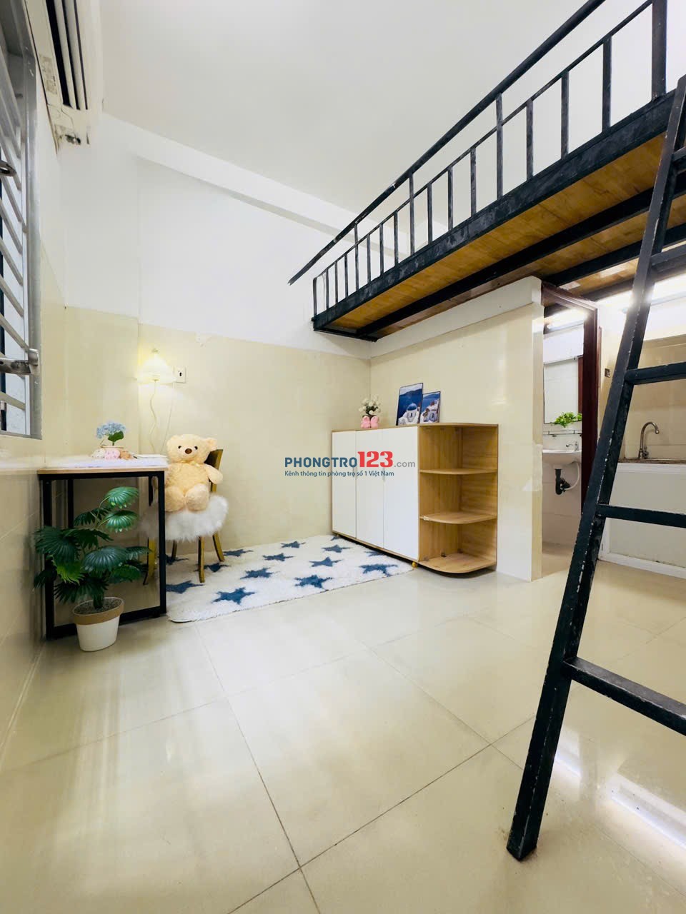 PHÒNG GÁC LỬNG TÁCH BẾP CÓ CỬA SỔ THOÁNG MÁT NGAY TÂN BÌNH