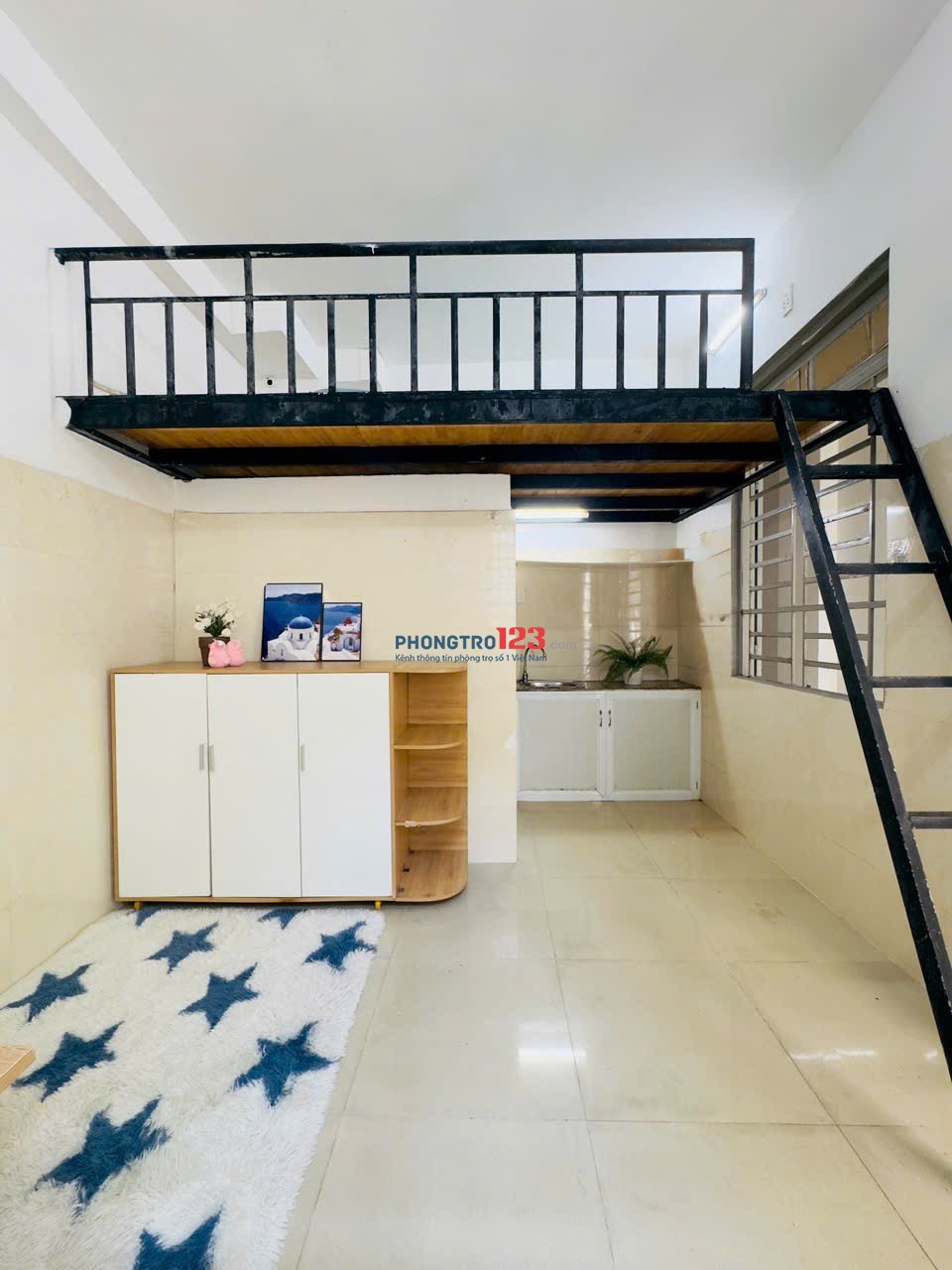 PHÒNG GÁC LỬNG TÁCH BẾP CÓ CỬA SỔ THOÁNG MÁT NGAY TÂN BÌNH