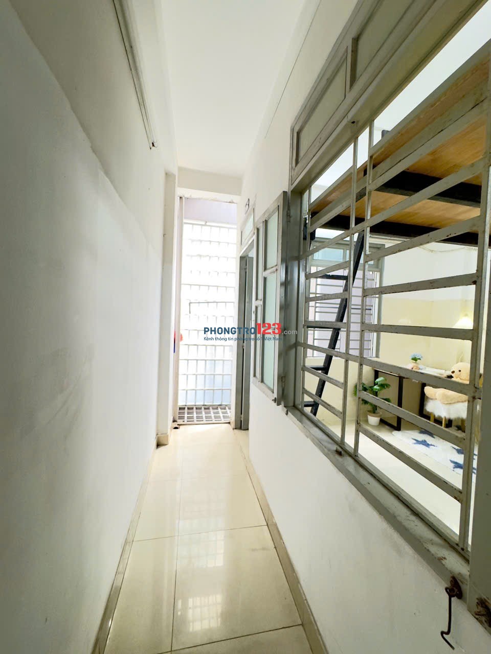 PHÒNG GÁC LỬNG TÁCH BẾP CÓ CỬA SỔ THOÁNG MÁT NGAY TÂN BÌNH