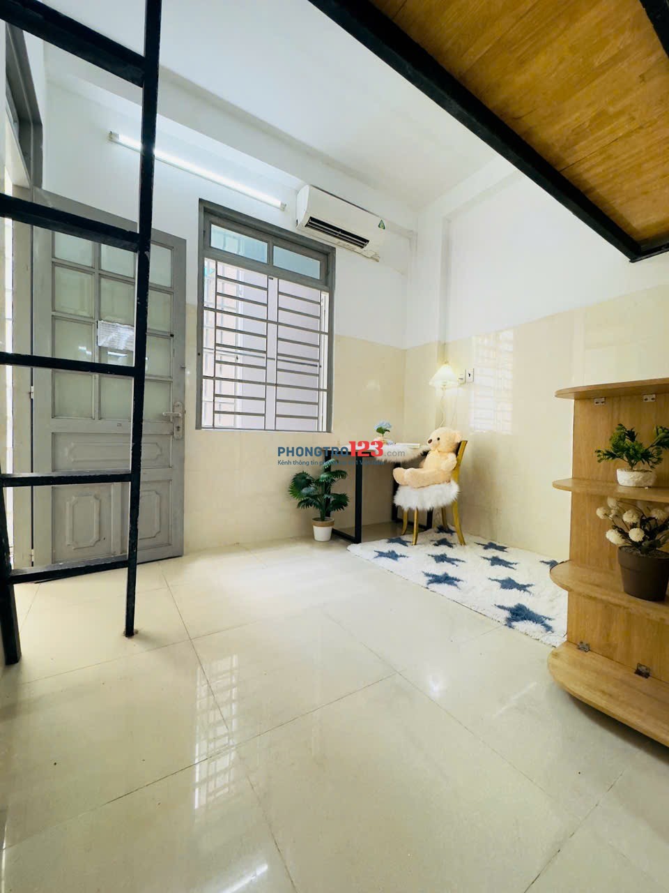 PHÒNG GÁC LỬNG TÁCH BẾP CÓ CỬA SỔ THOÁNG MÁT NGAY TÂN BÌNH