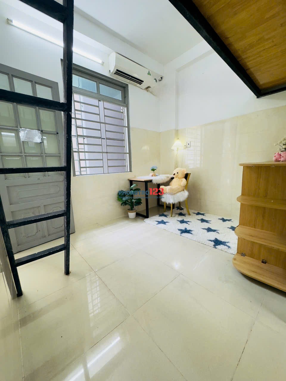 PHÒNG GÁC LỬNG TÁCH BẾP CÓ CỬA SỔ THOÁNG MÁT NGAY TÂN BÌNH