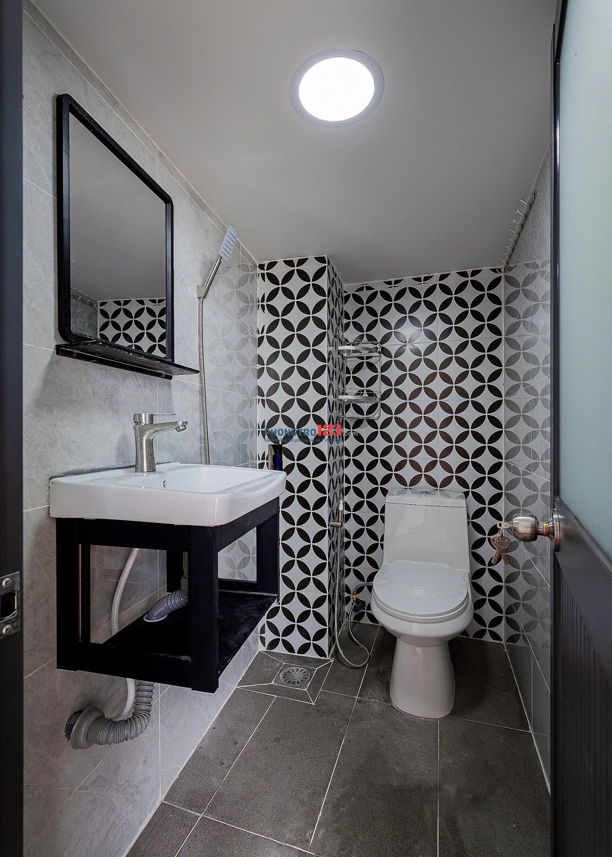 Cho thuê Douplex mới xây đầy đủ nội thất có ban công full view ngay đại học Văn Hiến