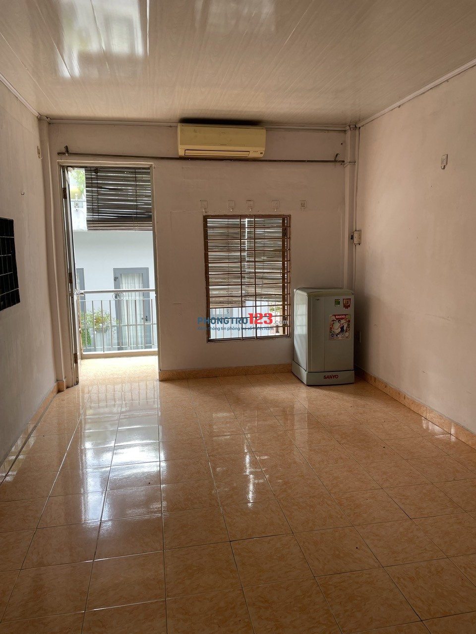 Cho nữ thuê phòng nguyên lầu 3, lối đi riêng tại hẻm 453 Lê Văn Sỹ (cách đường chính 30m)