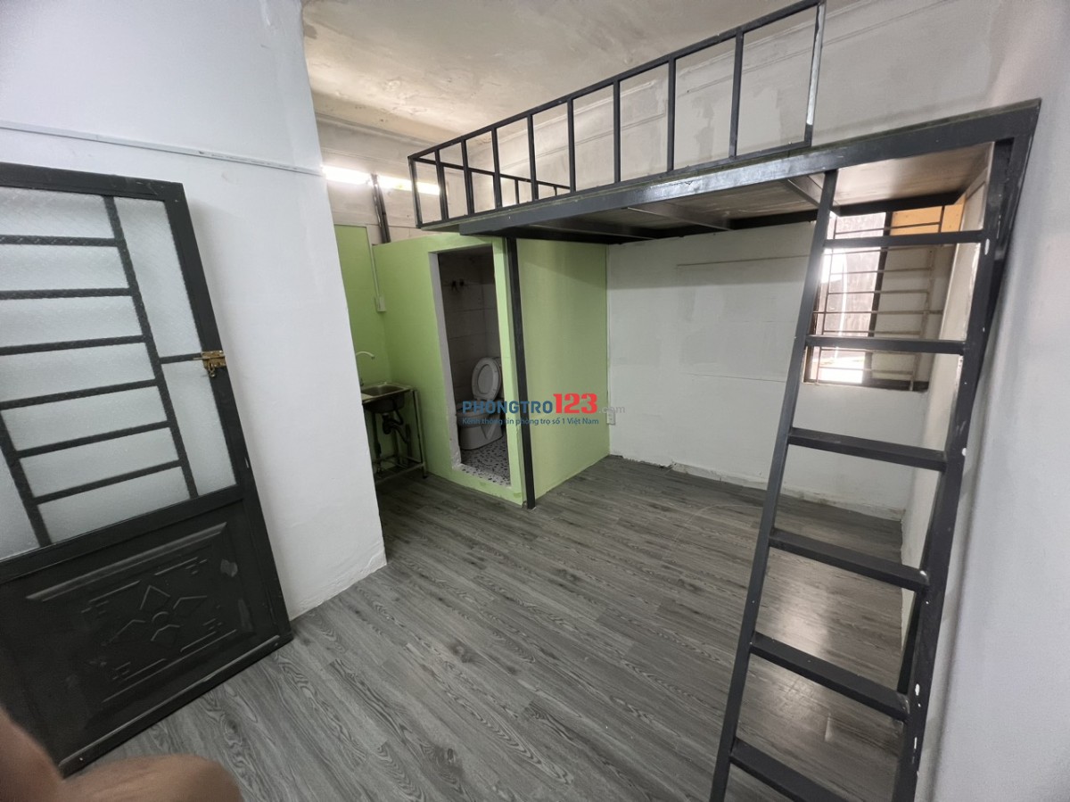 PHÒNG BAN CÔNG SẠCH SẼ THOÁNG MÁT NGAY GẦN KHU PHAN XÍCH LONG