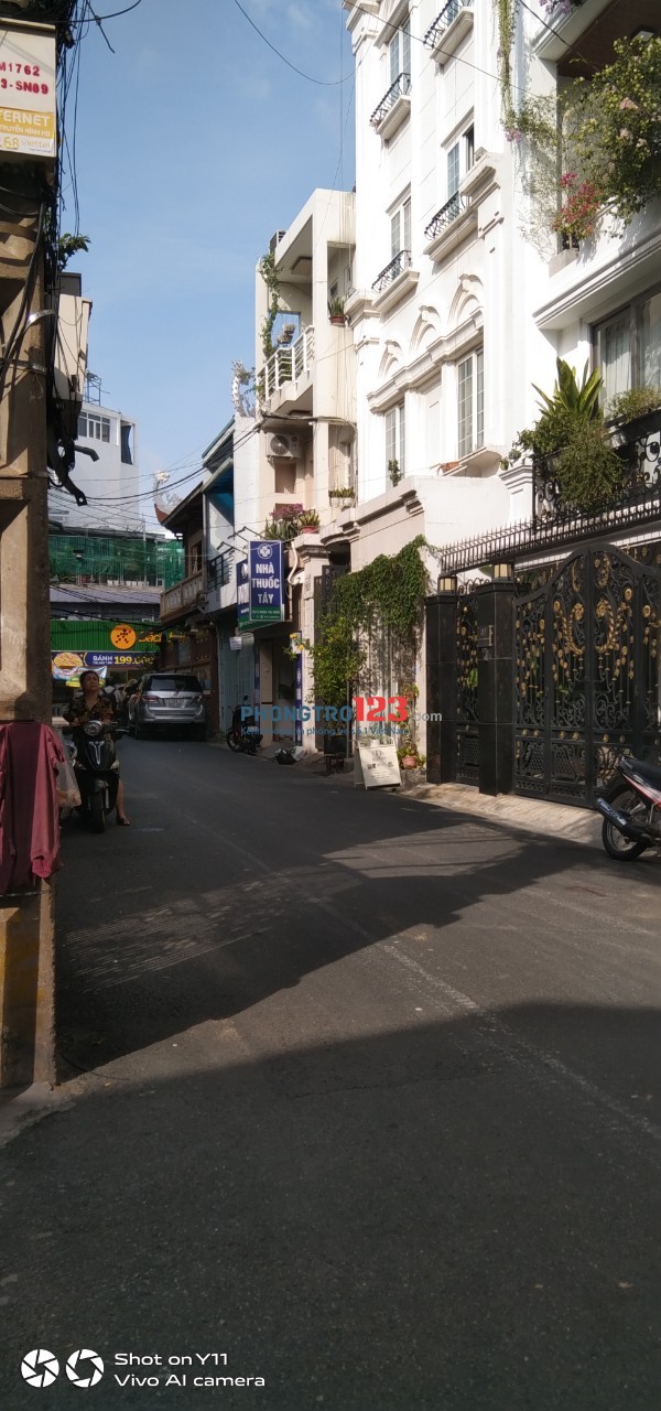 PHÒNG BAN CÔNG SẠCH SẼ THOÁNG MÁT NGAY GẦN KHU PHAN XÍCH LONG