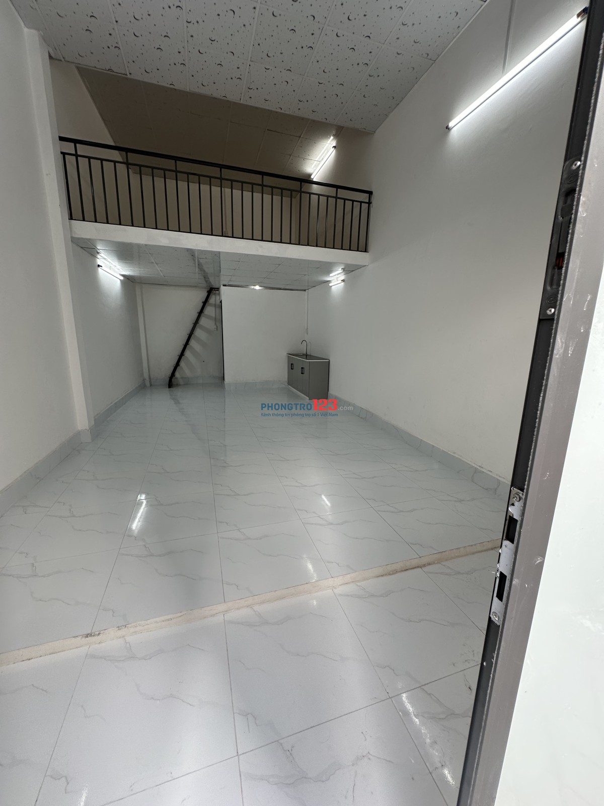Cho thuê nhà MT 41 Nguyễn Lộ Trạch, gần Aoen Tân Phú 800m