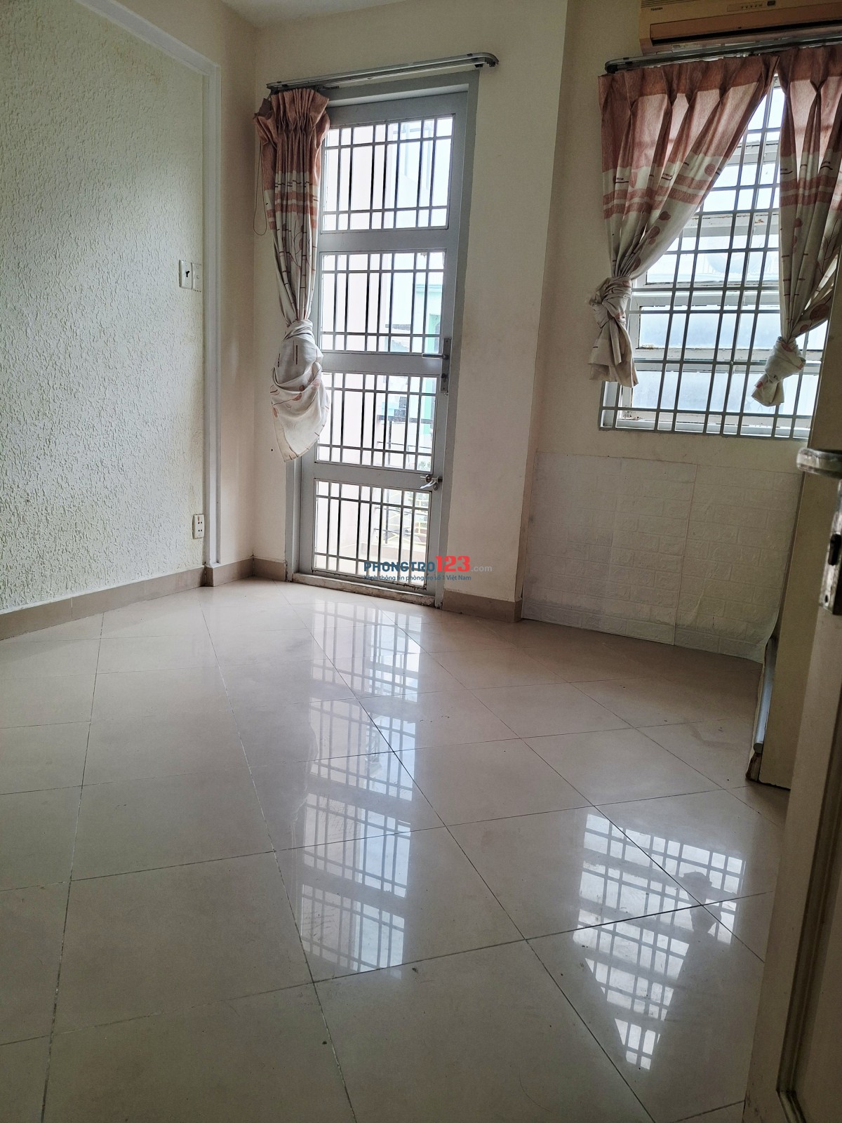 Cho Thuê Phòng Q3 .rộng rãi thoải mái.cửa sổ ban công.fuff nội thất.3tr4