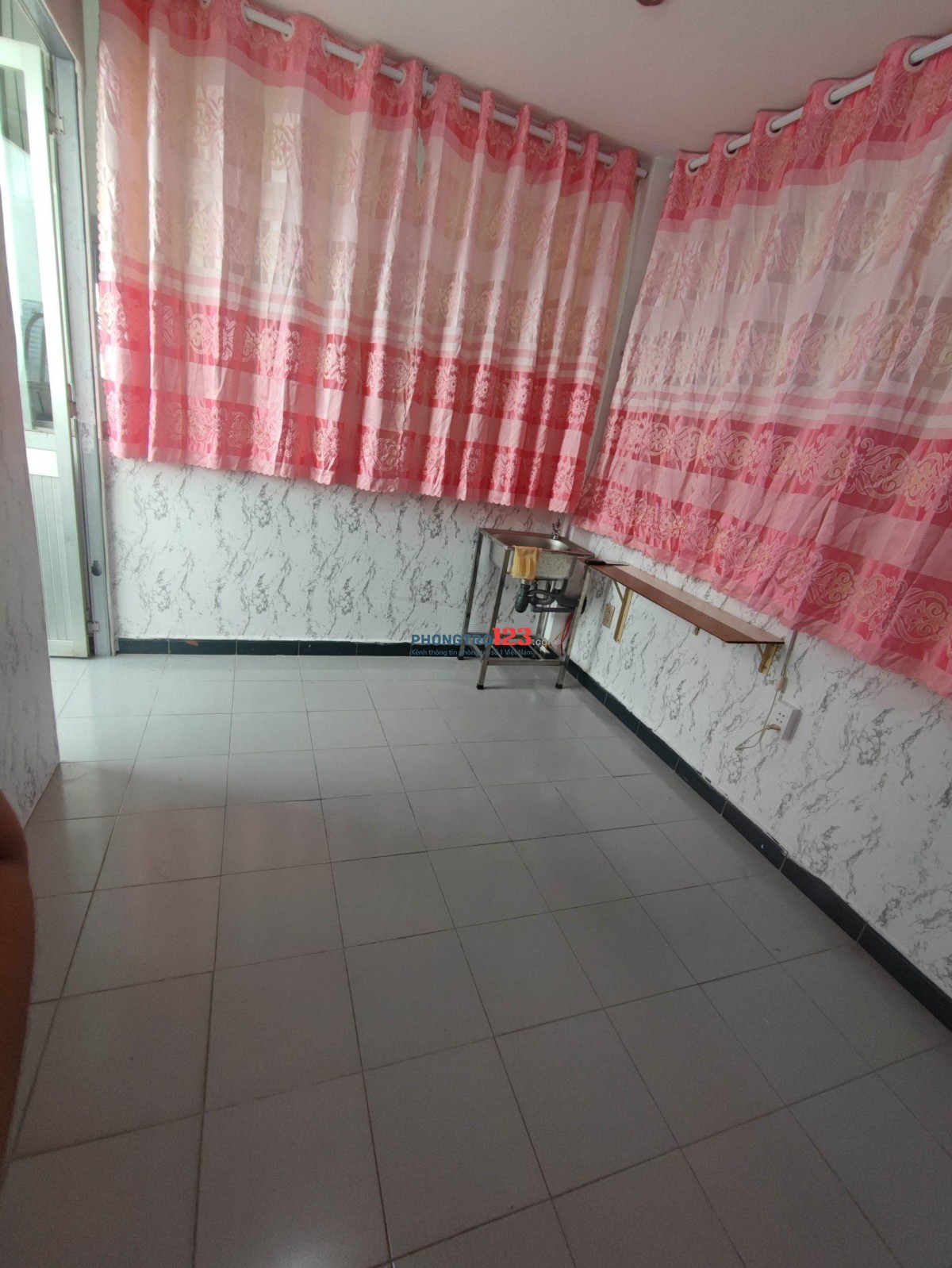 Cho thuê phòng MT Đinh Bộ Lĩnh, P.26, 9m2, NT cơ bản, 2.2tr