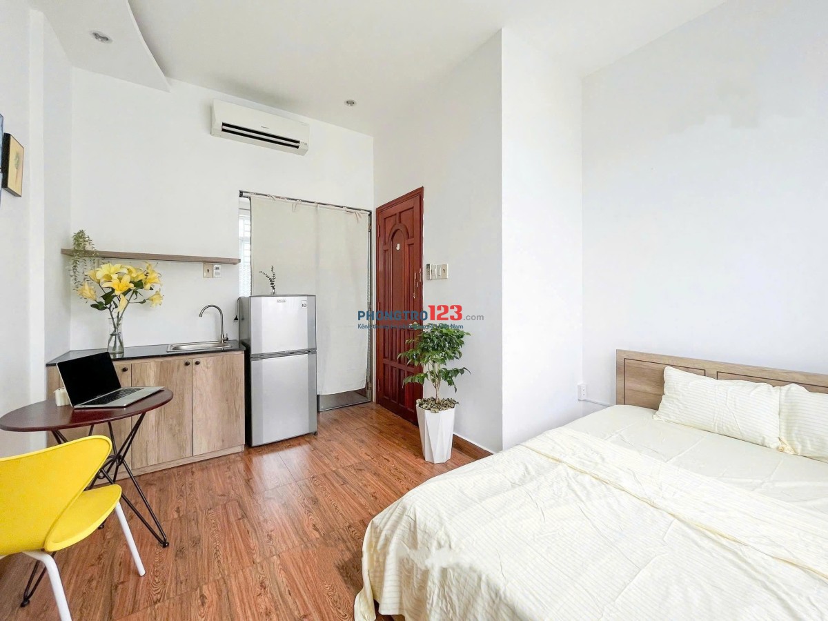 Chi thuê phòng trọ giá rẻ gần toà nhà Etown sân bay Tân Sơn Nhất - Studio cửa sổ lớn full nội thất