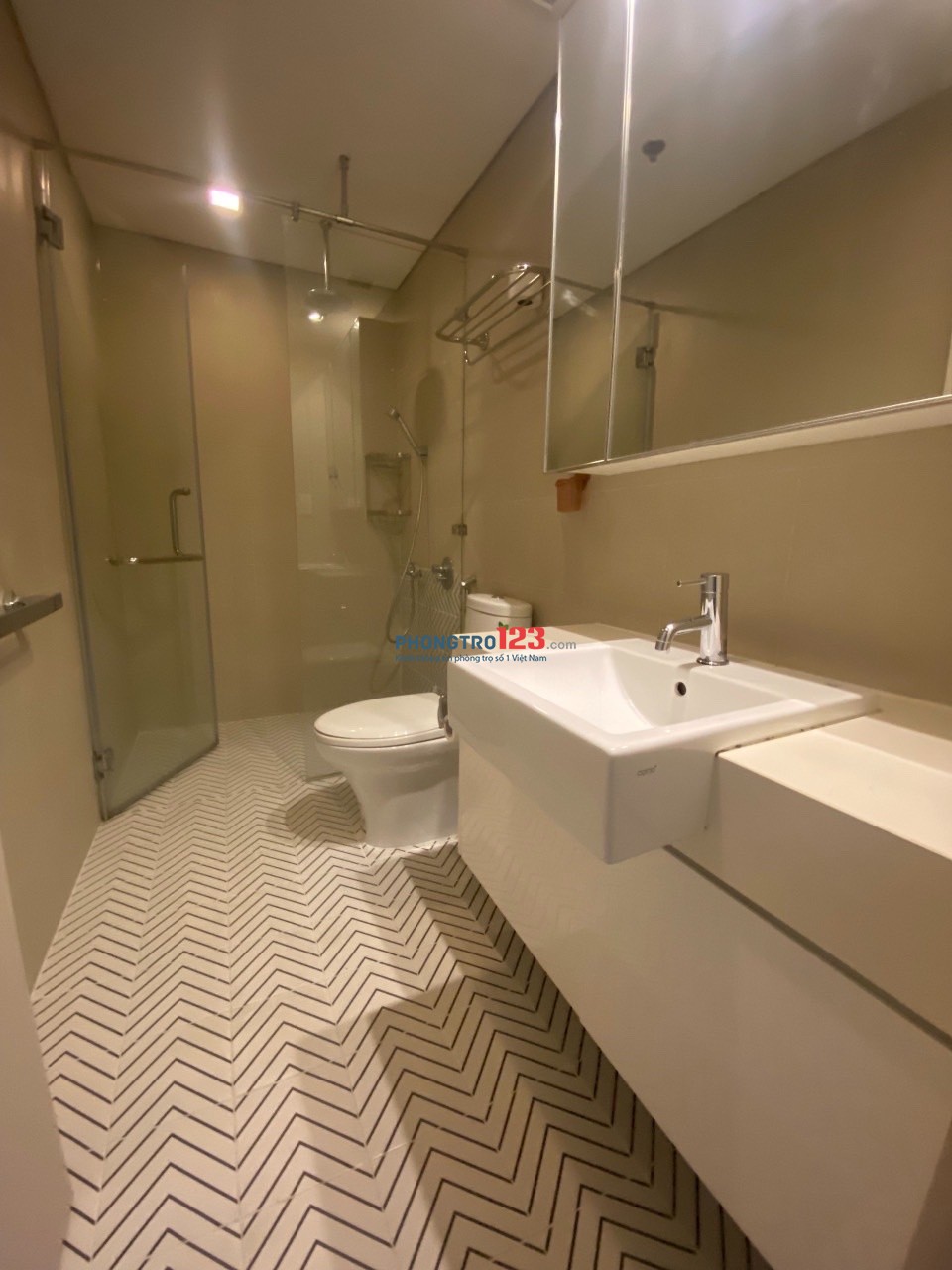 Satra Eximland - Phan Đăng Lưu, P1, PN, 145m2, 3PN, 2WC, Nội thất, 22tr/th