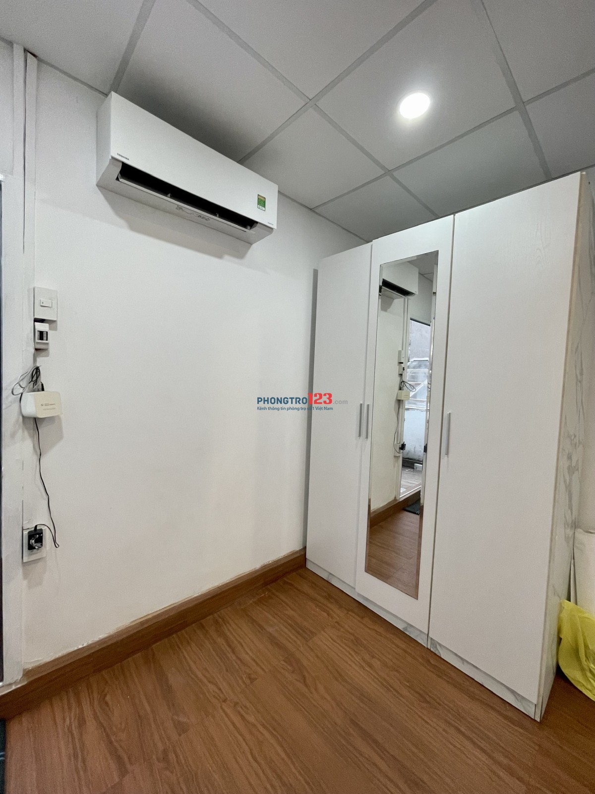 CHO THUÊ NGUYÊN LẦU TRÊN CÙNG NHÀ Ở CMT8 Q10 TÁCH BẾP BAN CÔNG HẺM XE HƠI GẦN CV LÊ THỊ RIÊNG