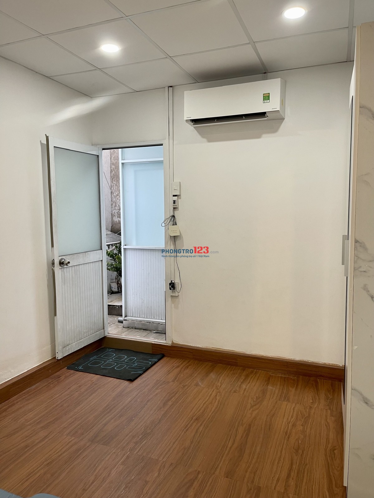 CHO THUÊ NGUYÊN LẦU TRÊN CÙNG NHÀ Ở CMT8 Q10 TÁCH BẾP BAN CÔNG HẺM XE HƠI GẦN CV LÊ THỊ RIÊNG
