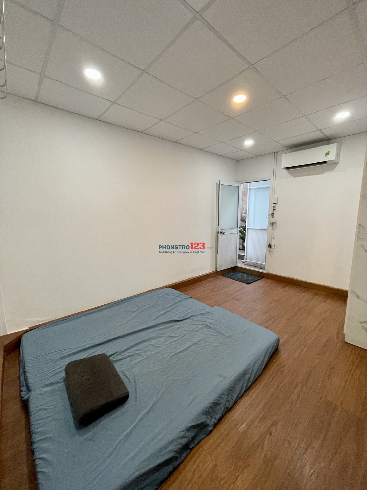CHO THUÊ NGUYÊN LẦU TRÊN CÙNG NHÀ Ở CMT8 Q10 TÁCH BẾP BAN CÔNG HẺM XE HƠI GẦN CV LÊ THỊ RIÊNG
