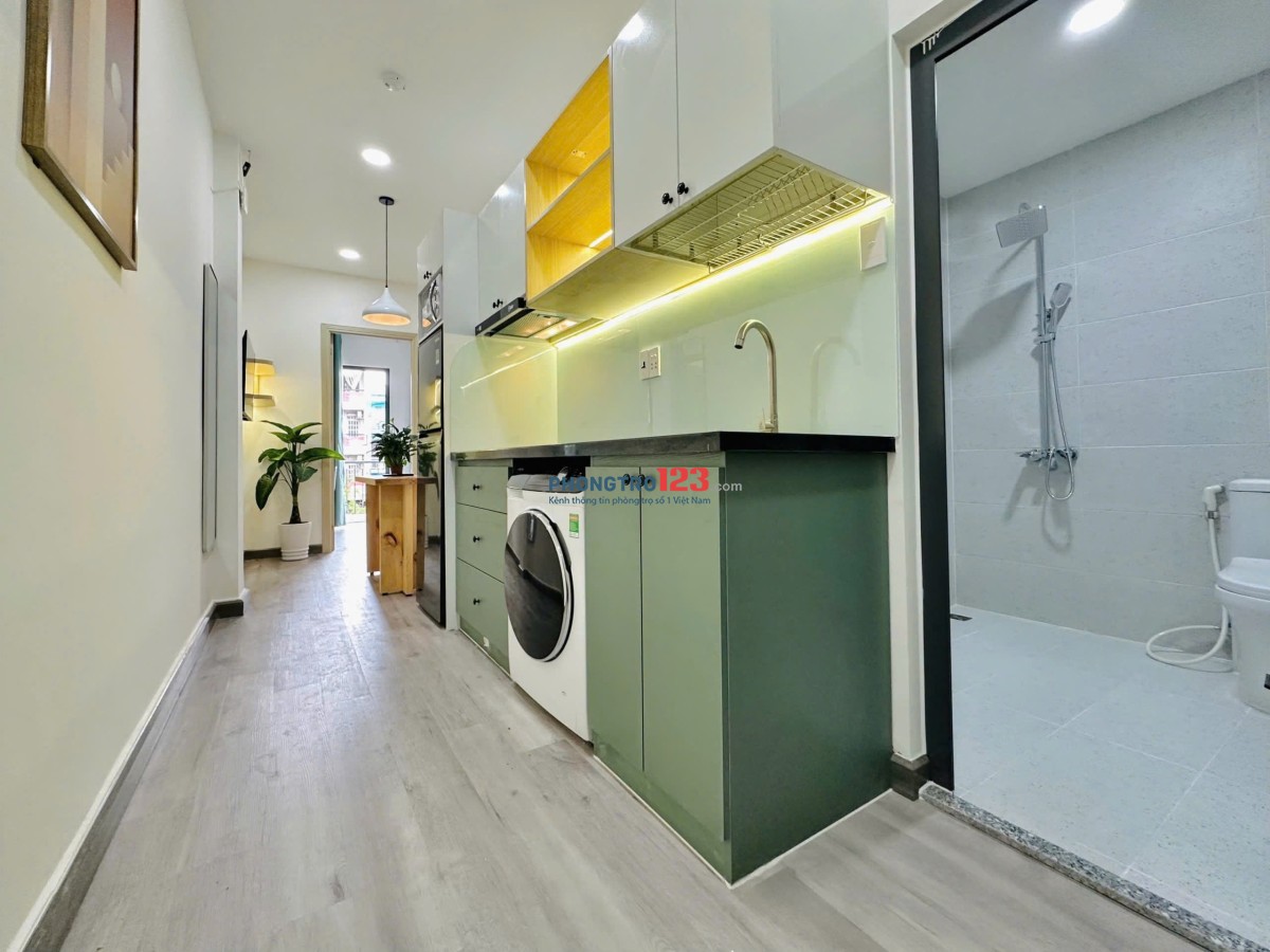 Cho thuê căn hộ 2 phòng ngủ full nội thất ban công mặt tiền siêu thoáng, hầm xe, thang máy