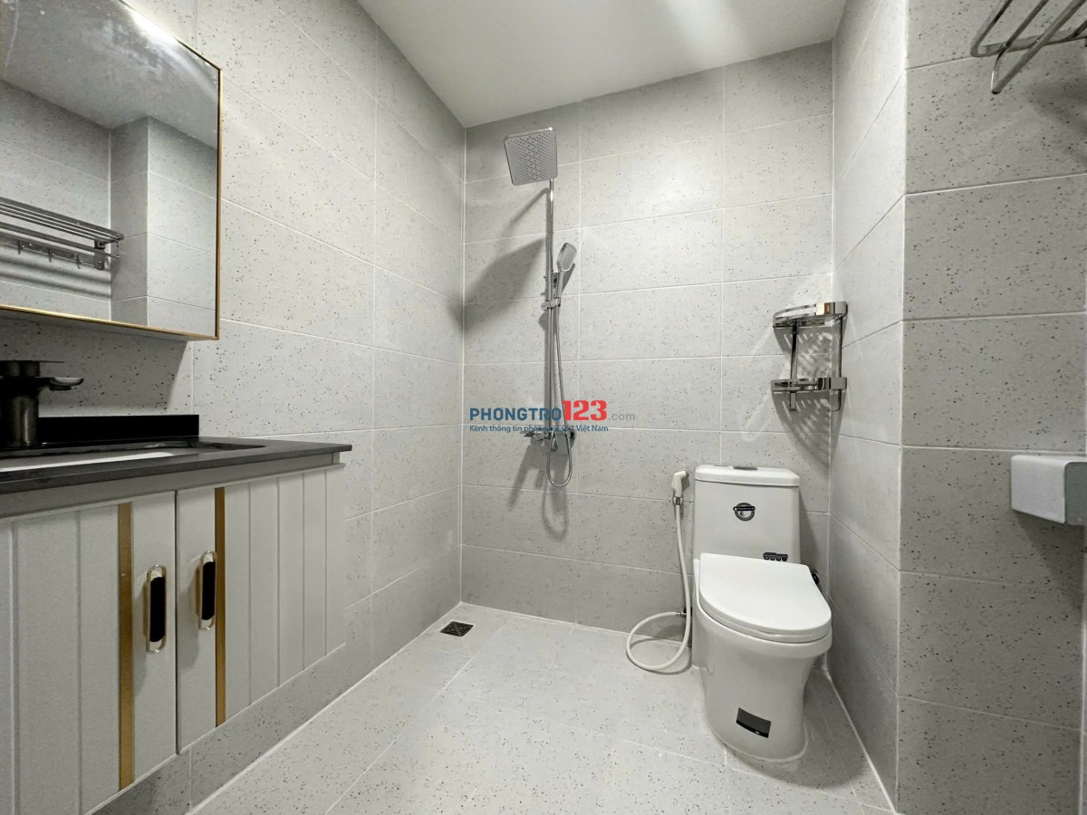 Cho thuê căn hộ 2 phòng ngủ full nội thất ban công mặt tiền siêu thoáng, hầm xe, thang máy