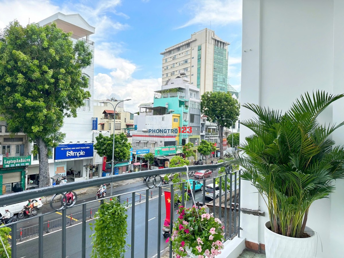 Cho thuê căn hộ 2 phòng ngủ full nội thất ban công mặt tiền siêu thoáng, hầm xe, thang máy
