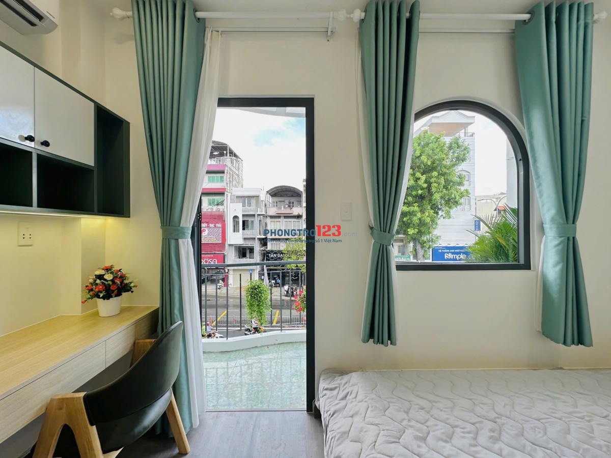 Cho thuê căn hộ 2 phòng ngủ full nội thất ban công mặt tiền siêu thoáng, hầm xe, thang máy