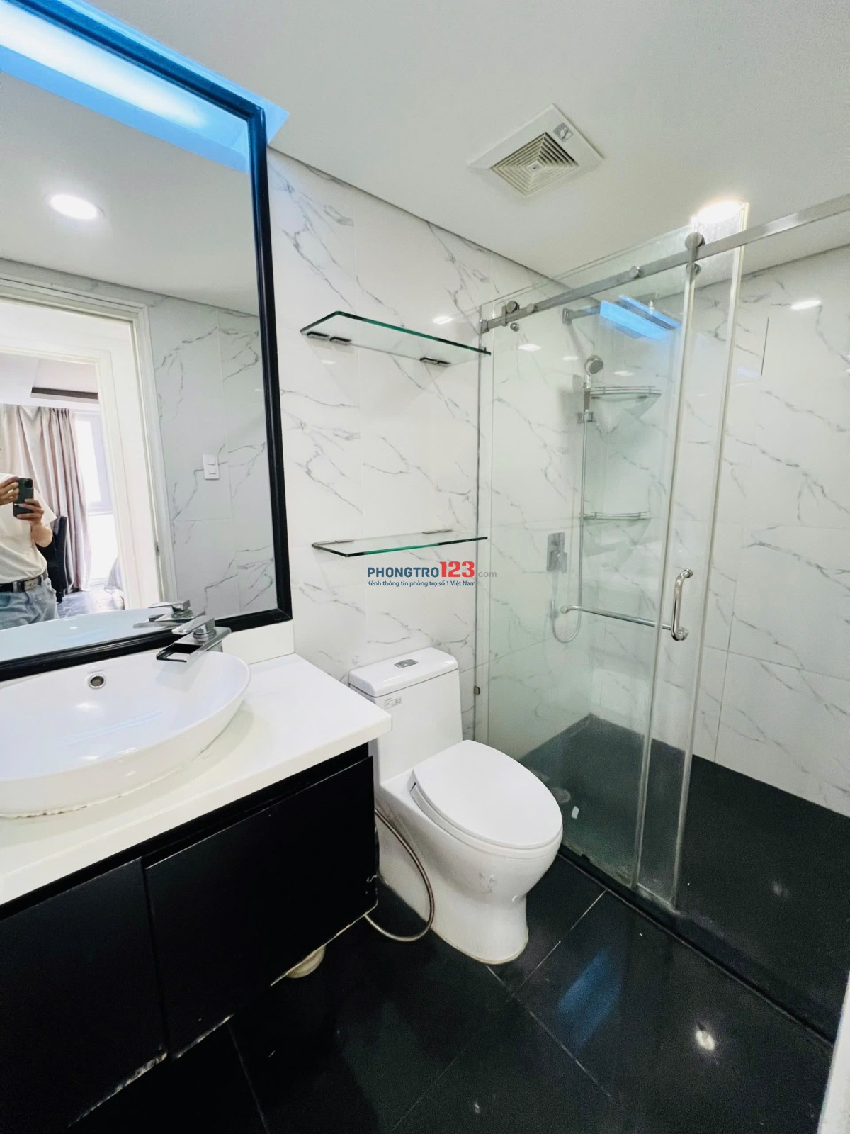 Cho thuê căn hộ 2 phòng ngủ-2wc full nội thất ban công mặt tiền view thành phố , hầm xe, thang máy