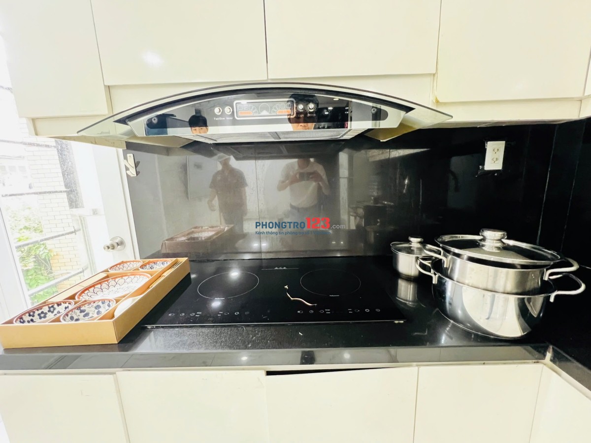 Cho thuê căn hộ 2 phòng ngủ-2wc full nội thất ban công mặt tiền view thành phố , hầm xe, thang máy