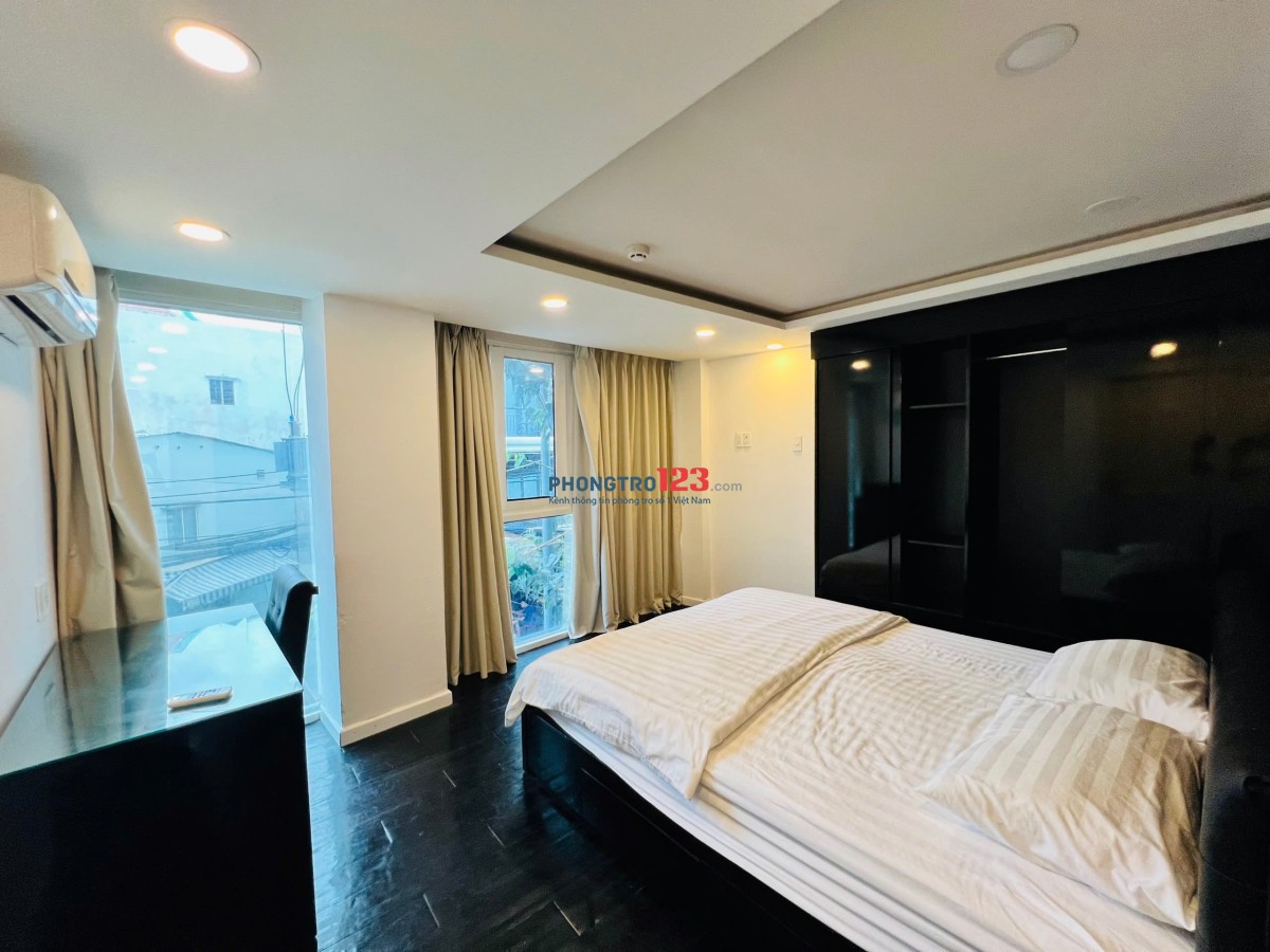 Cho thuê căn hộ 2 phòng ngủ-2wc full nội thất ban công mặt tiền view thành phố , hầm xe, thang máy