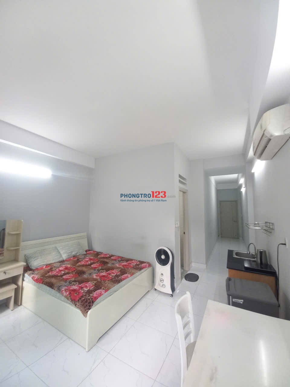 Hình thật giá thật Cho thuê căn hộ studio rộng 40m2 bancol cửa sổ trời cực thoáng-hầm xe-thang máy