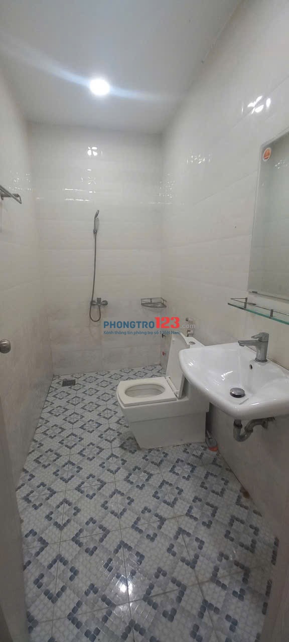 Hình thật giá thật Cho thuê căn hộ studio rộng 40m2 bancol cửa sổ trời cực thoáng-hầm xe-thang máy