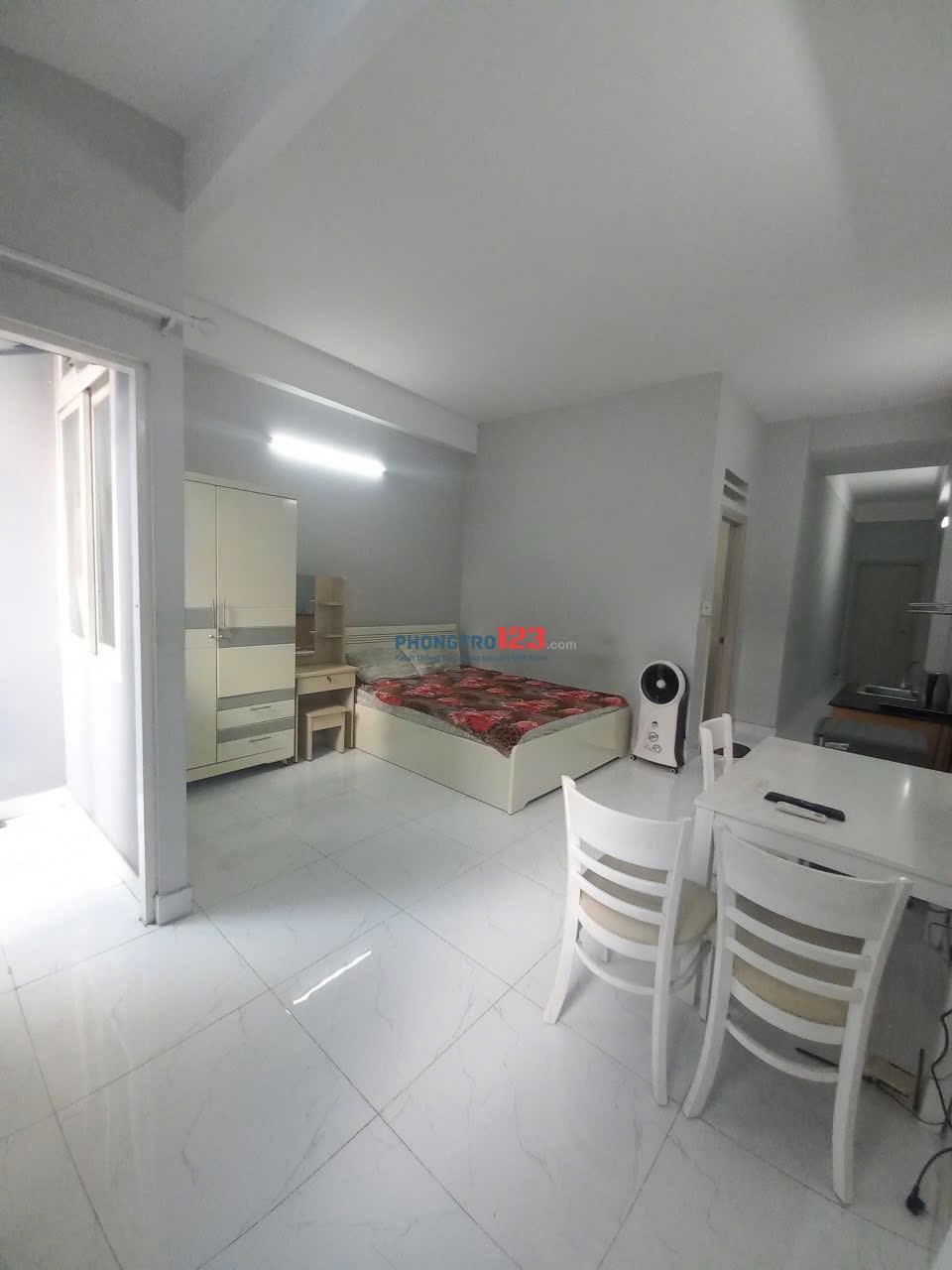 Hình thật giá thật Cho thuê căn hộ studio rộng 40m2 bancol cửa sổ trời cực thoáng-hầm xe-thang máy