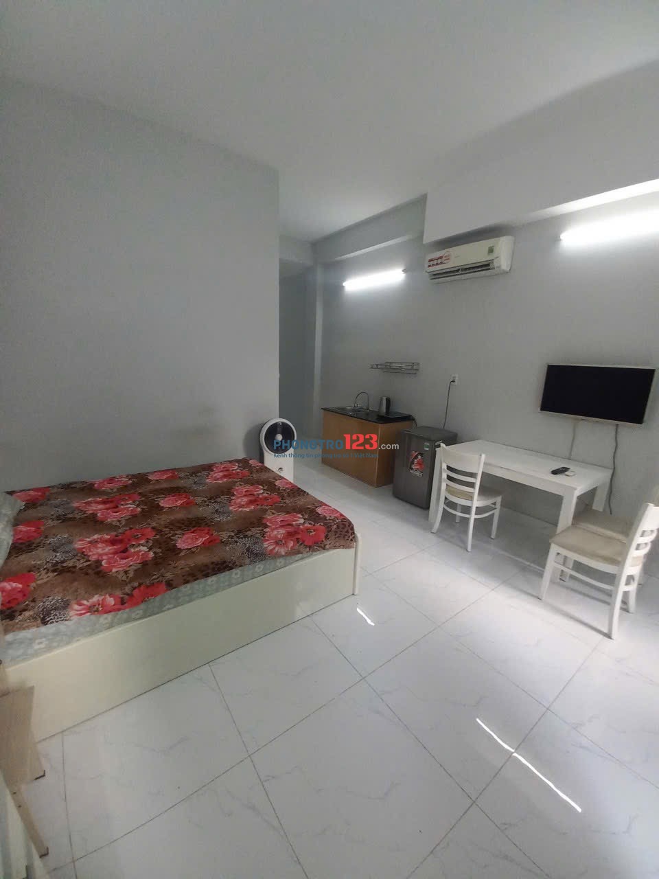 Hình thật giá thật Cho thuê căn hộ studio rộng 40m2 bancol cửa sổ trời cực thoáng-hầm xe-thang máy
