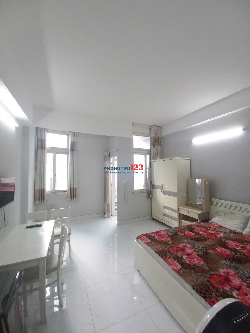 Hình thật giá thật Cho thuê căn hộ studio rộng 40m2 bancol cửa sổ trời cực thoáng-hầm xe-thang máy