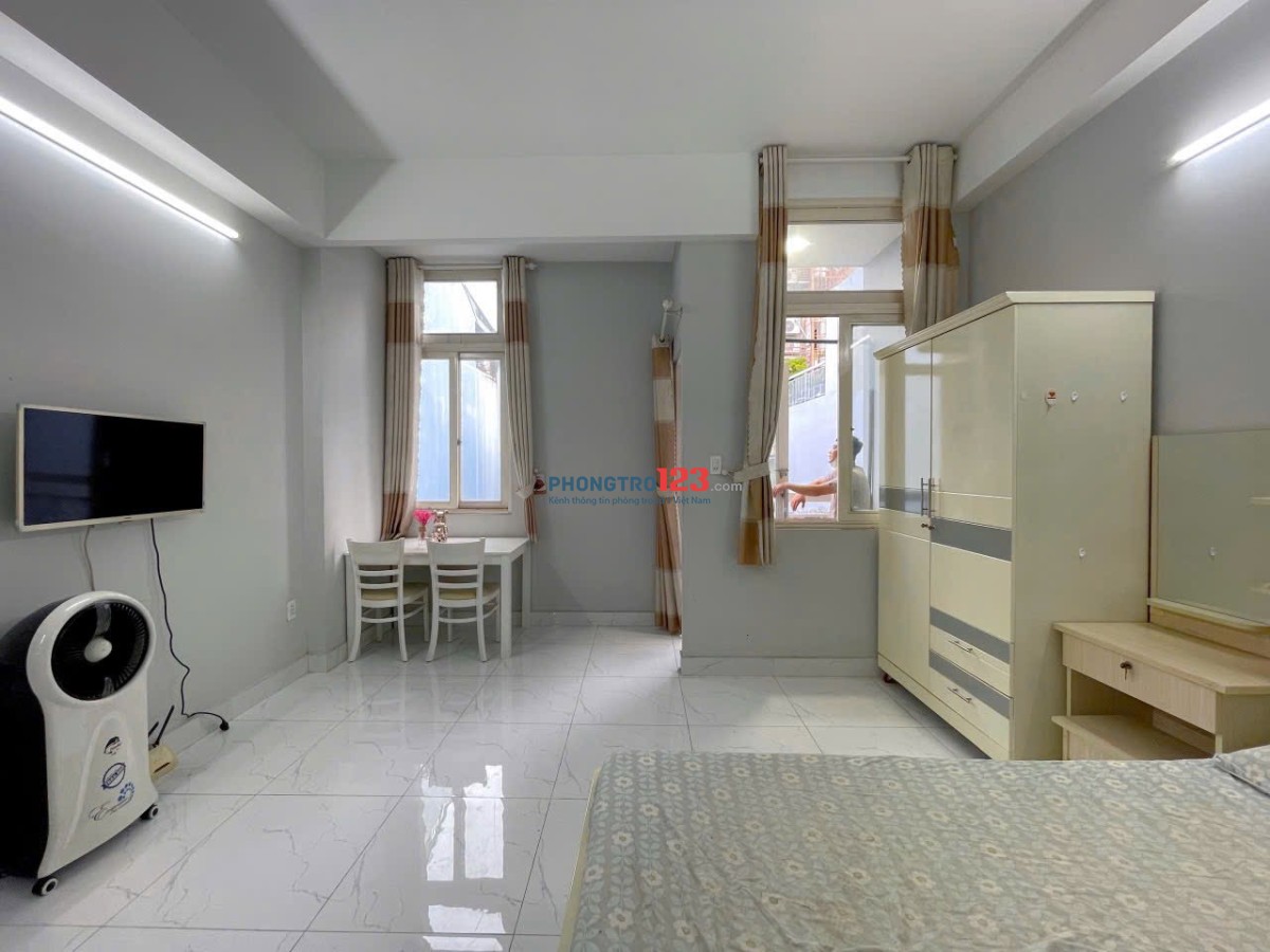 Hình thật giá thật Cho thuê căn hộ studio rộng 40m2 bancol cửa sổ trời cực thoáng-hầm xe-thang máy