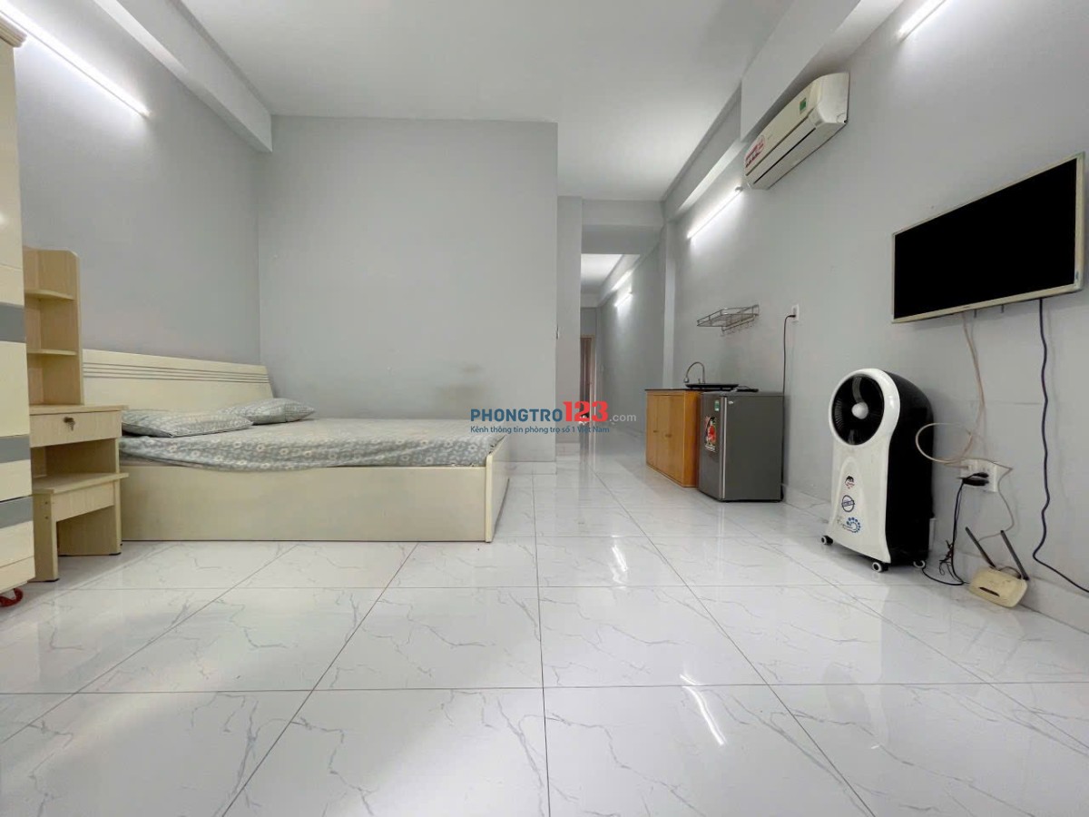 Hình thật giá thật Cho thuê căn hộ studio rộng 40m2 bancol cửa sổ trời cực thoáng-hầm xe-thang máy