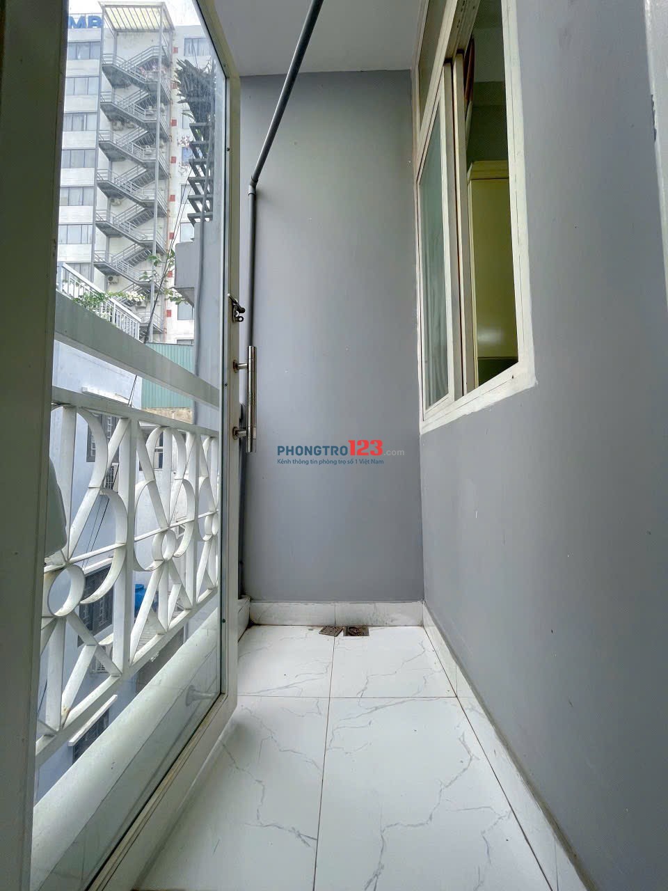 Hình thật giá thật Cho thuê căn hộ studio rộng 40m2 bancol cửa sổ trời cực thoáng-hầm xe-thang máy