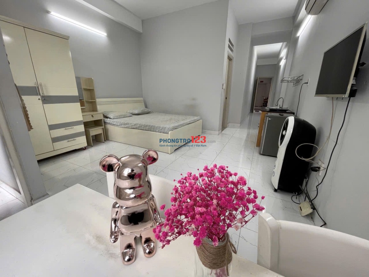 Hình thật giá thật Cho thuê căn hộ studio rộng 40m2 bancol cửa sổ trời cực thoáng-hầm xe-thang máy