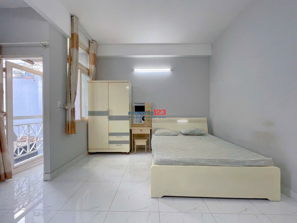 Hình thật giá thật Cho thuê căn hộ studio rộng 40m2 bancol cửa sổ trời cực thoáng-hầm xe-thang máy