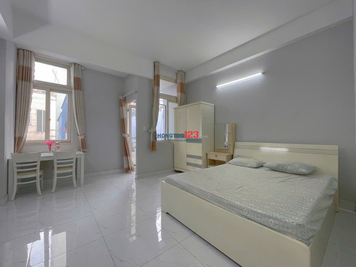 Hình thật giá thật Cho thuê căn hộ studio rộng 40m2 bancol cửa sổ trời cực thoáng-hầm xe-thang máy
