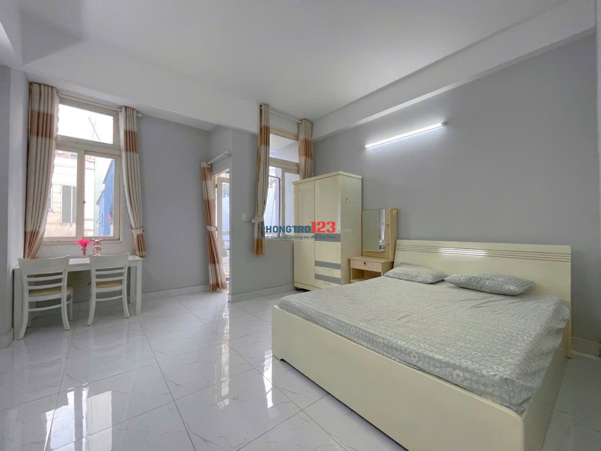 Hình thật giá thật Cho thuê căn hộ studio rộng 40m2 bancol cửa sổ trời cực thoáng-hầm xe-thang máy