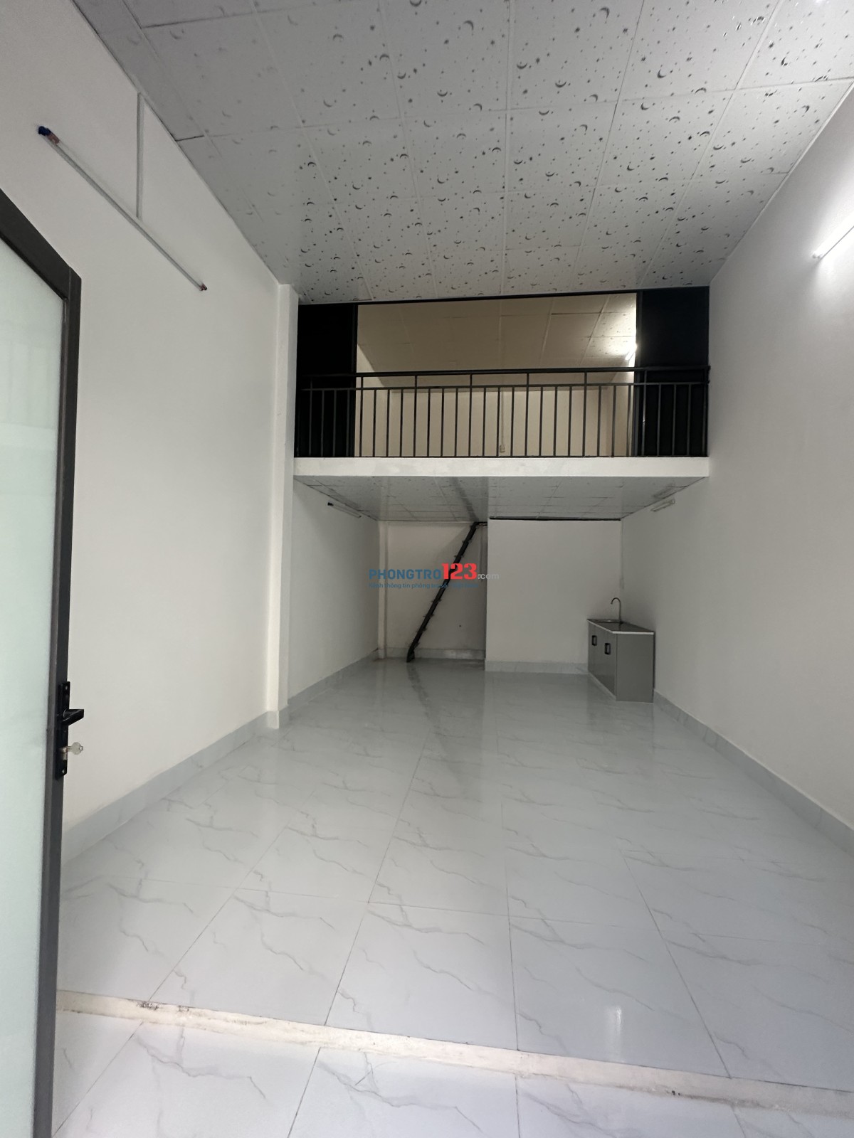 Cho thuê nhà MT 41 Nguyễn Lộ Trạch, gần Aoen Tân Phú 800m