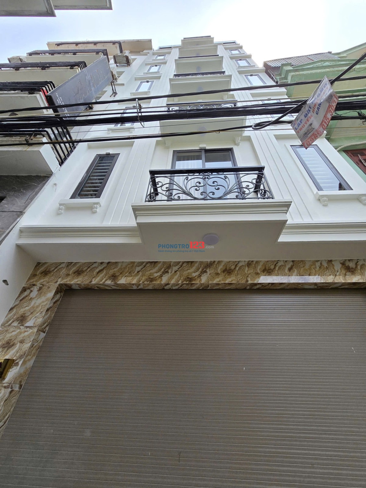 CHDV 690 Lạc Long Quân Tây Hồ, cách 3 nhà ra mặt phố. Ngõ rộng xe ba gác tránh. Trước nhà Lottemall