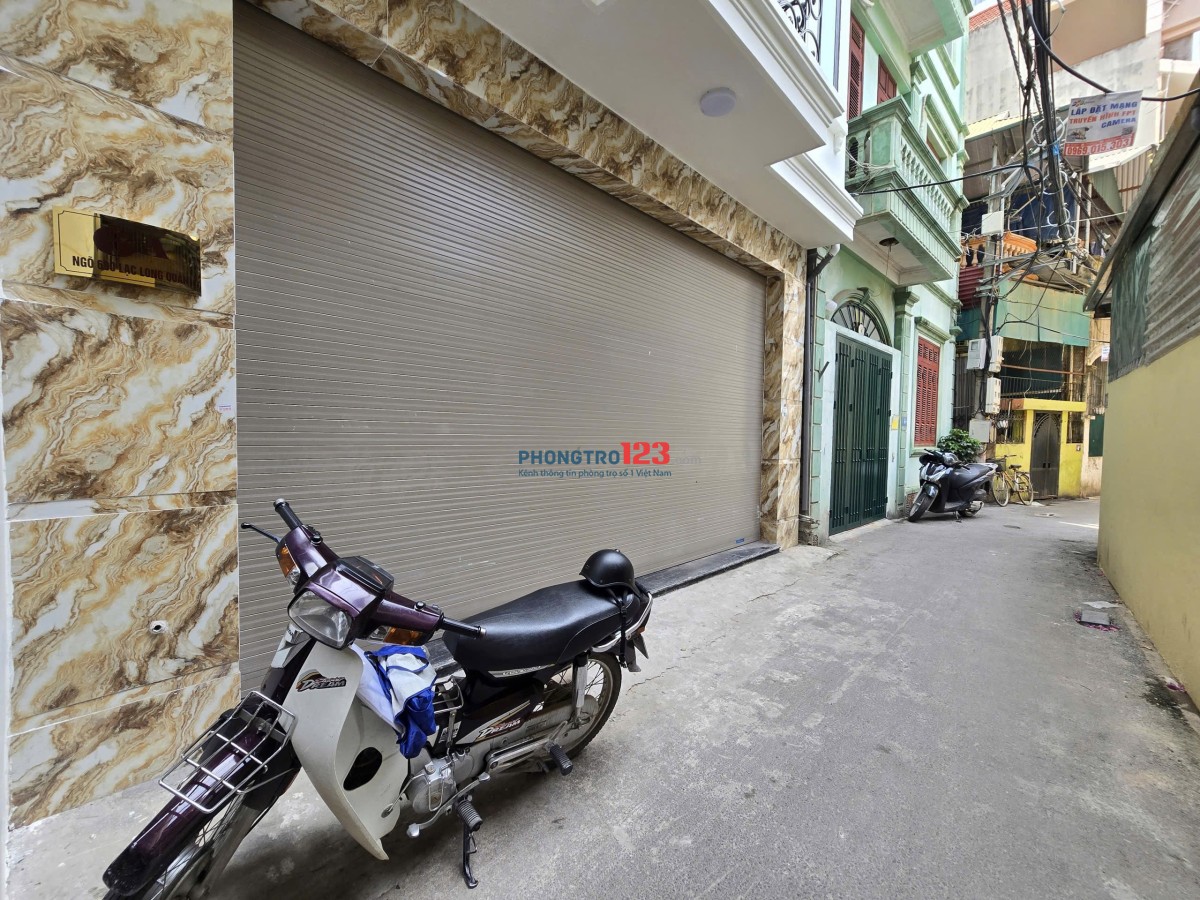 CHDV 690 Lạc Long Quân Tây Hồ, cách 3 nhà ra mặt phố. Ngõ rộng xe ba gác tránh. Trước nhà Lottemall