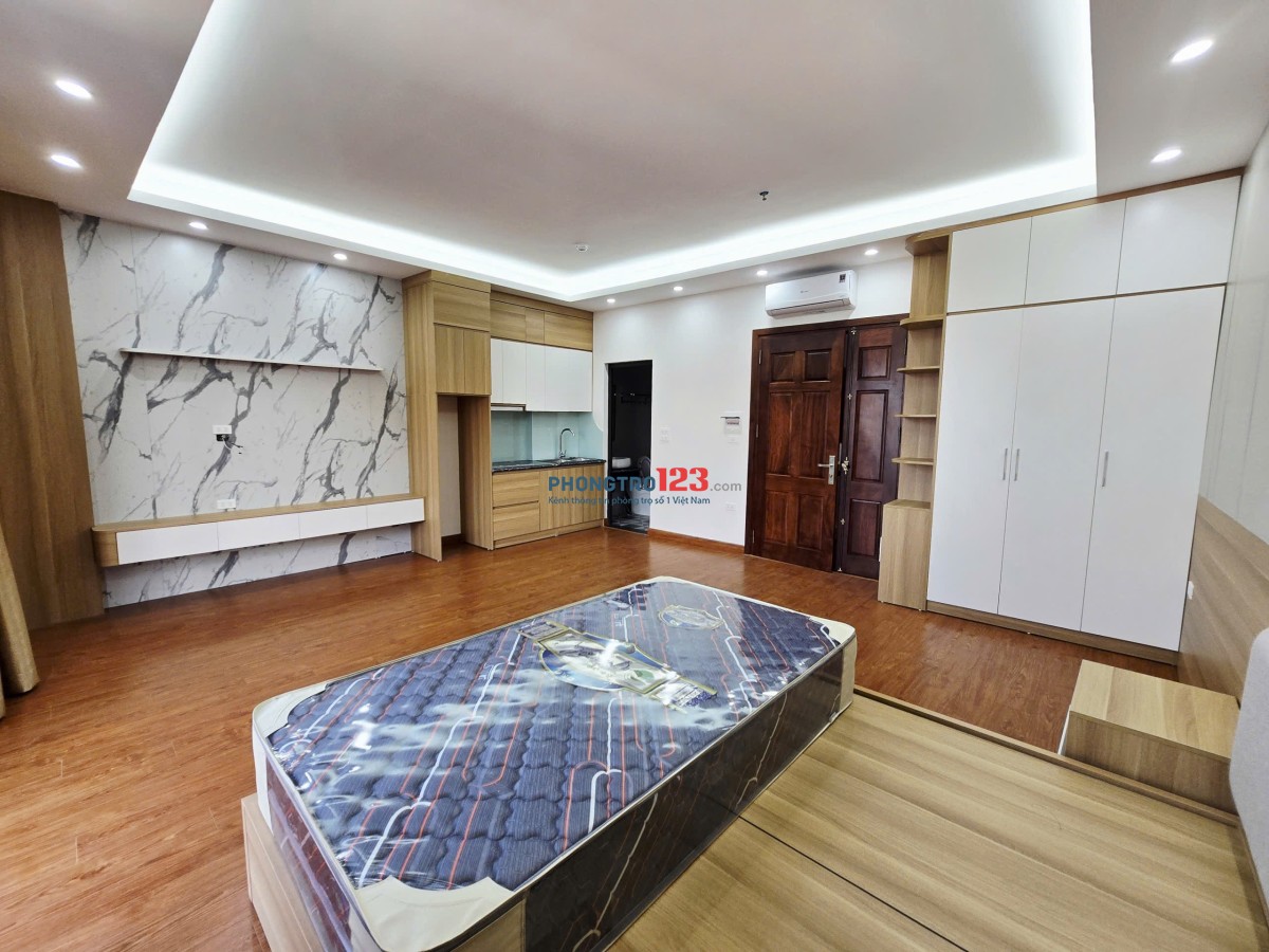 CHDV 690 Lạc Long Quân Tây Hồ, cách 3 nhà ra mặt phố. Ngõ rộng xe ba gác tránh. Trước nhà Lottemall