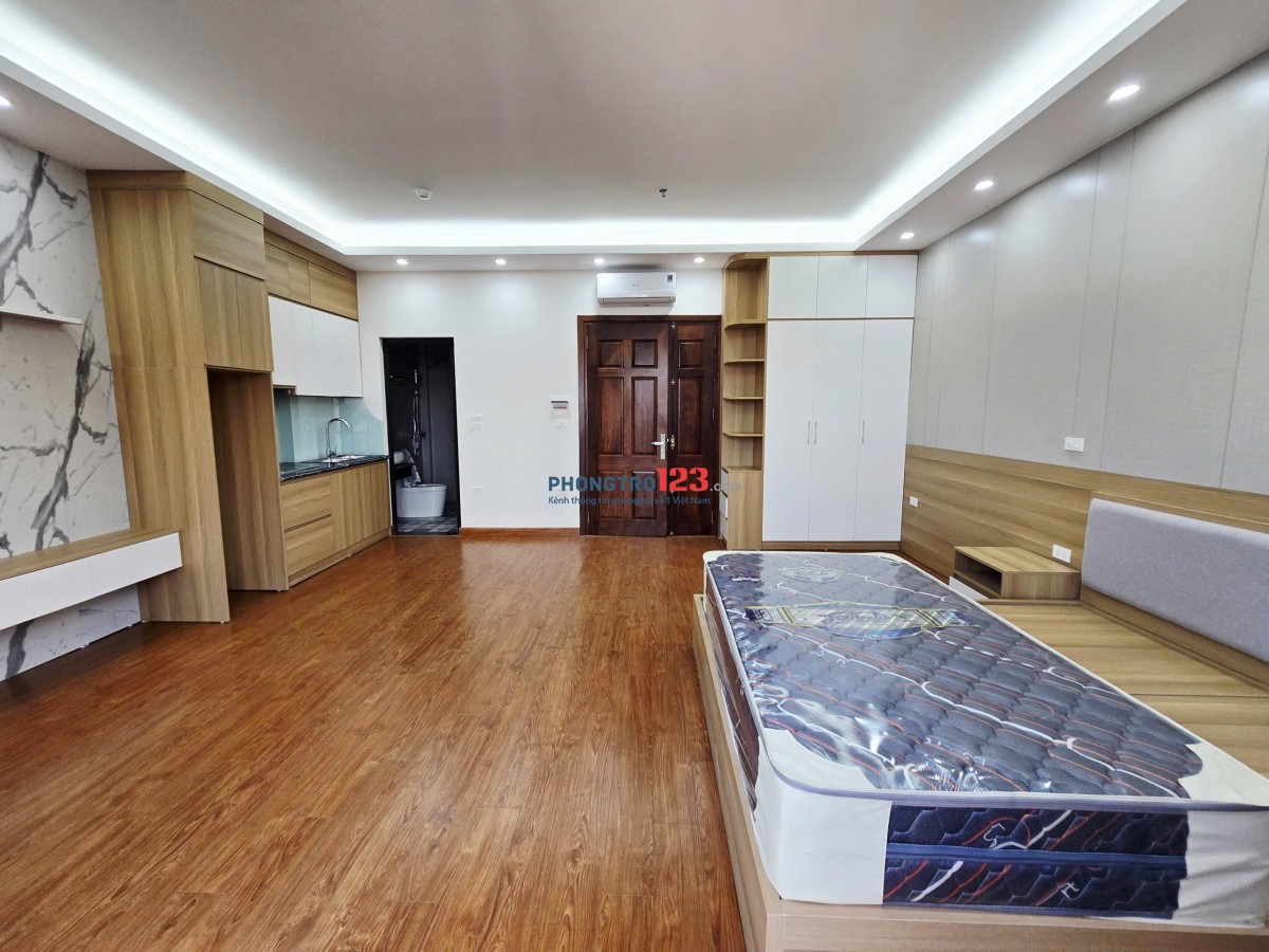 CHDV 690 Lạc Long Quân Tây Hồ, cách 3 nhà ra mặt phố. Ngõ rộng xe ba gác tránh. Trước nhà Lottemall