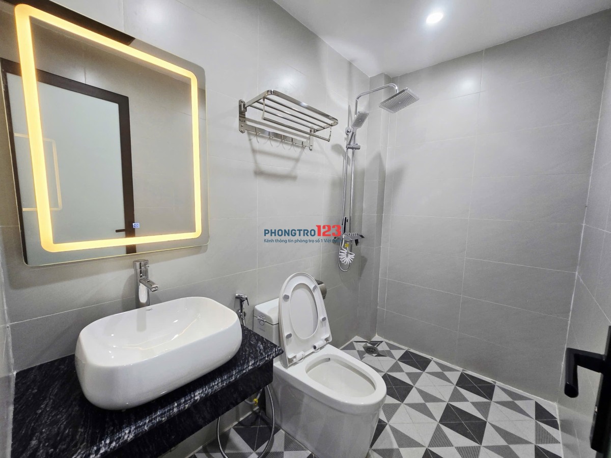 CHDV 690 Lạc Long Quân Tây Hồ, cách 3 nhà ra mặt phố. Ngõ rộng xe ba gác tránh. Trước nhà Lottemall