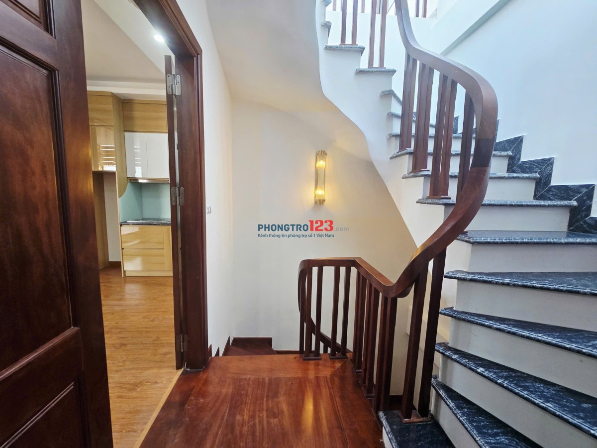 CHDV 690 Lạc Long Quân Tây Hồ, cách 3 nhà ra mặt phố. Ngõ rộng xe ba gác tránh. Trước nhà Lottemall