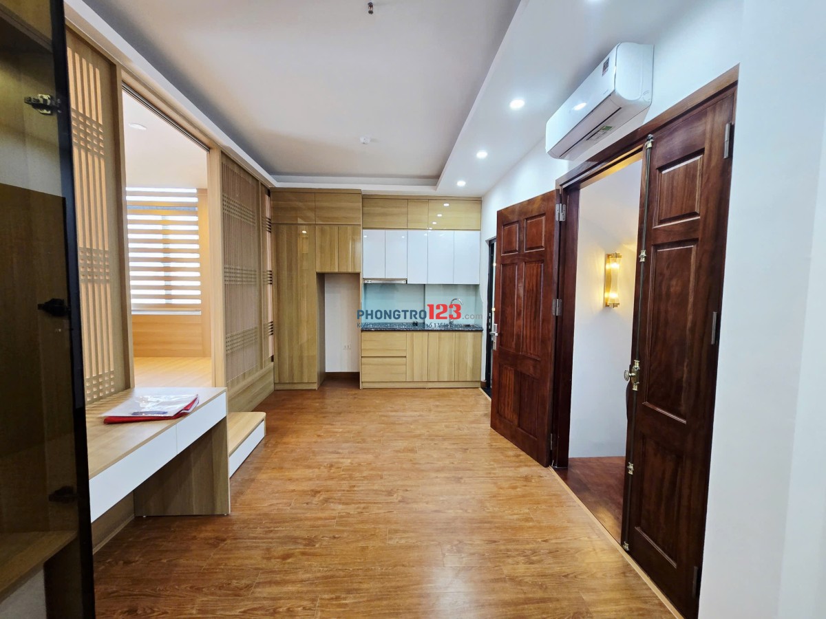 CHDV 690 Lạc Long Quân Tây Hồ, cách 3 nhà ra mặt phố. Ngõ rộng xe ba gác tránh. Trước nhà Lottemall